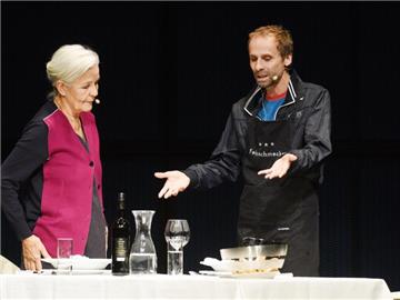 Jan Georg Schütte und Hildegard Schmahl führen im Zentrum für Kunst und Medientechnologie in Karlsruhe das Live-Hörspiel «Mutter und Sohn» auf. Foto: Uli Deck
