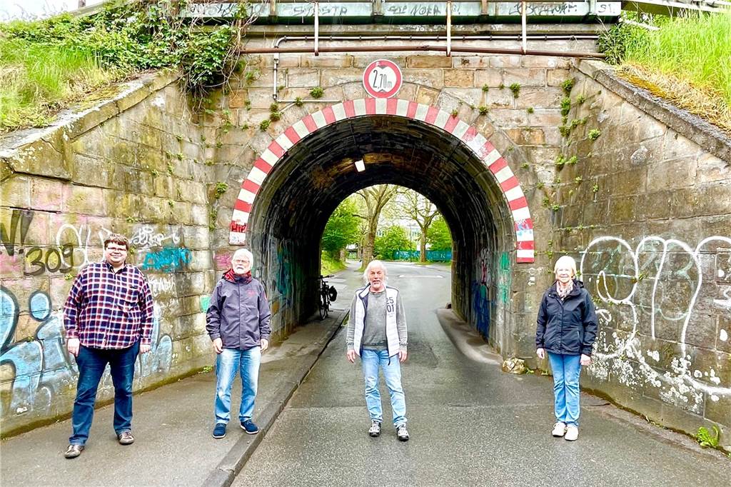 Jan Gravert (SPD), Ulrich Riese (Grüne), Lothar Buddinger (SPD) und Ursula Hertel (Grüne) an der Schweizer Allee.