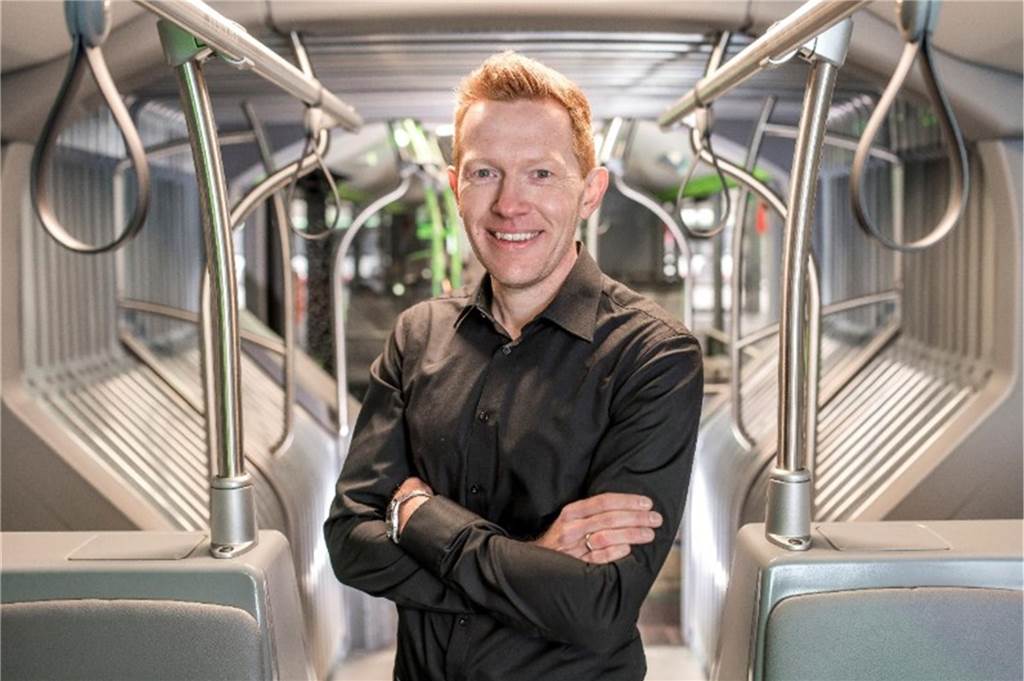 Prellungen und Anzeige nach Busunfall: Junge in Tür eingeklemmt Jan Große-Geldermann, Sprecher der Vestischen, steht in einem Bus und lächelt in die Kamera.