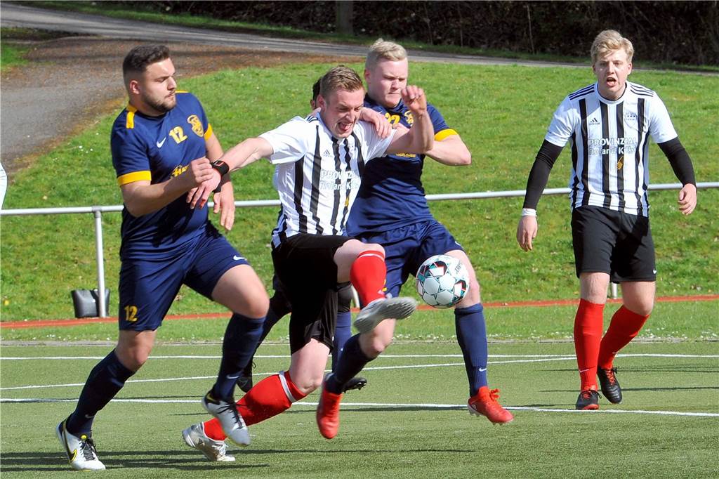 Kreisliga-Fußballer schießt regelmäßig Tore: Auf seinem Konto landen diese aber nicht immer Jan-Hendrik Bergmann ist der Top-Torschütze des SC Hennen.
