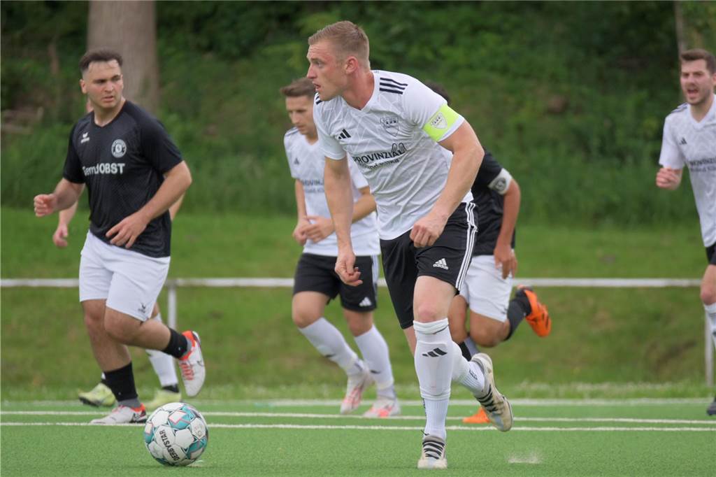 Jan-Hendrik Bergmann schaut nach freien Mitspielern.