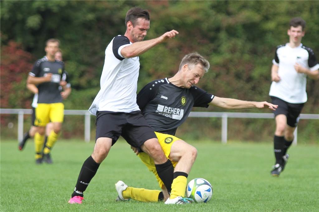 Kreisliga-Bomber des FC Nordkirchen wird drittbester Torschütze – Zwangspause bremste ihn aus Jan-Hendrik Rabitsch (l.) wurde drittbester Torschütze in Selm, Olfen und Nordkirchen.