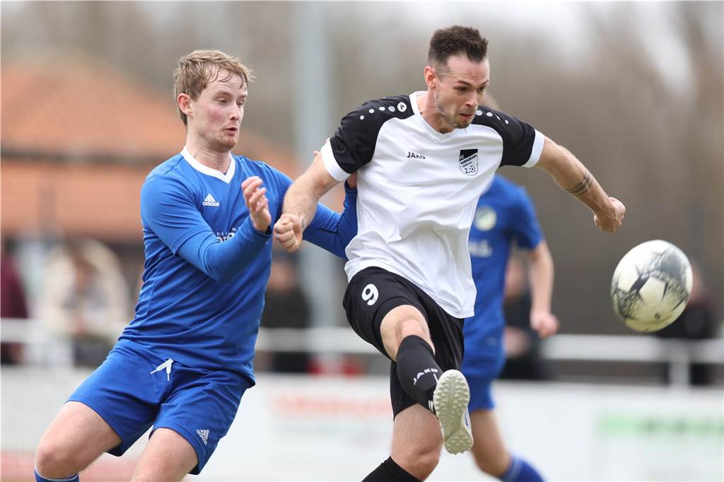 Zweistellig dank Viererpacker Nordkirchens Jan-Hendrik Rabitsch im Zweikampf um den Ball.