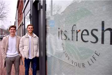 Jan Hintemann (l.) und Milan Tendahl – beide 22 – wollen im Mai ihr Bowl-Restaurant "its.fresh" eröffnen. In der Theorie könnte es mittlerweile schon losgehen. Rein praktisch bleibt aber noch jede Menge zu tun. 