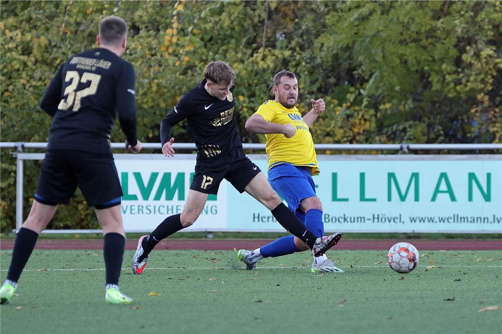 Neuzugänge des SV Herbern im Check: Wer hat eingeschlagen? Jan Hoenhorst vom SV Herbern im Zweikampf mit einem Gegenspieler von den Dortmunder Löwen.
