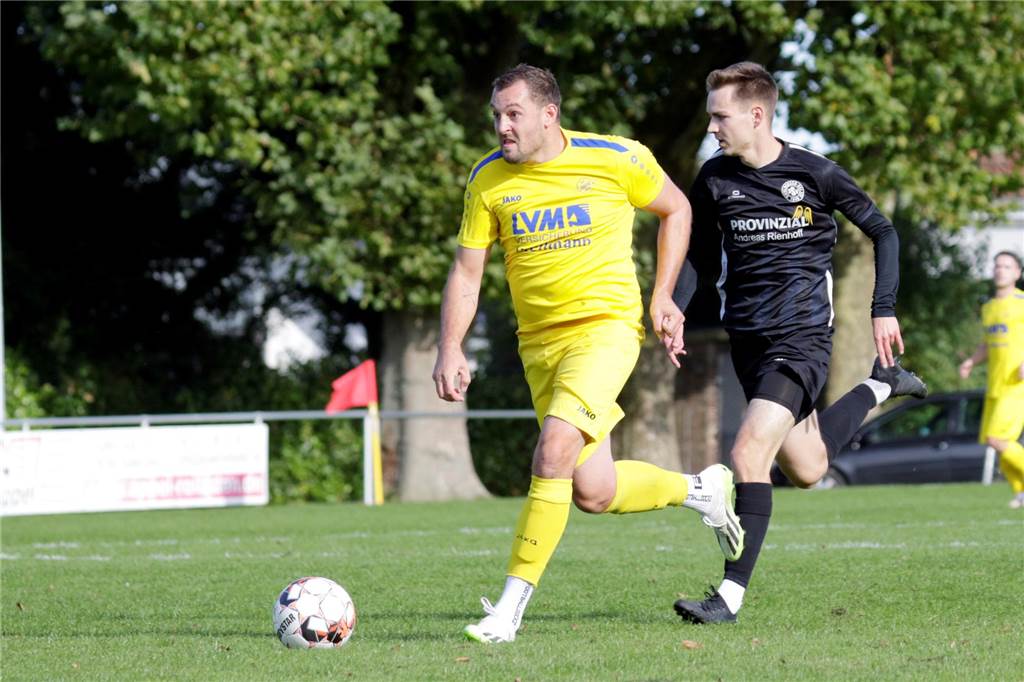 Jan Hoenhorst dribbelt mit dem Ball.