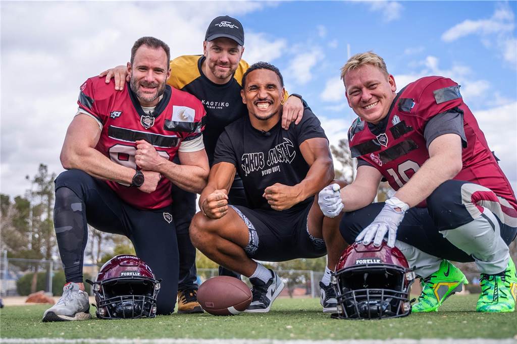 Jan König aus Werne erlebt unfassbare Woche in Las Vegas: Mit Promis hautnah beim Super Bowl Jan König (hinten) war unter anderem mit Entertainer Knossi (r.) und Youtuber Otto Bulletproof (l.) beruflich in den USA.