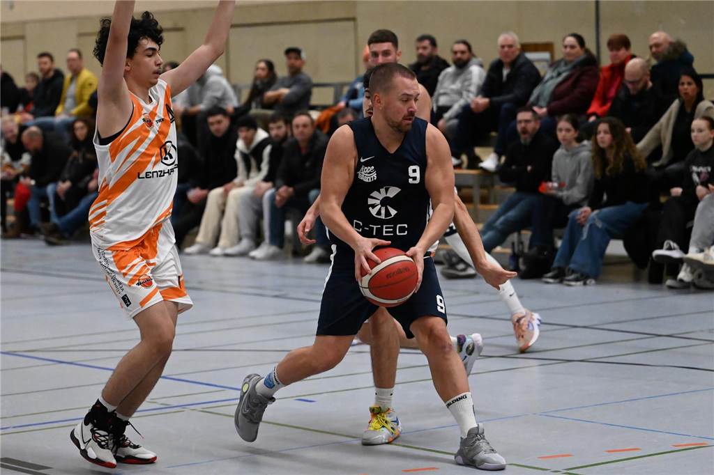 Reserve der LippeBaskets chancenlos gegen Tabellenzweiten TSV Hagen Jan König schirmt einen Ball ab.