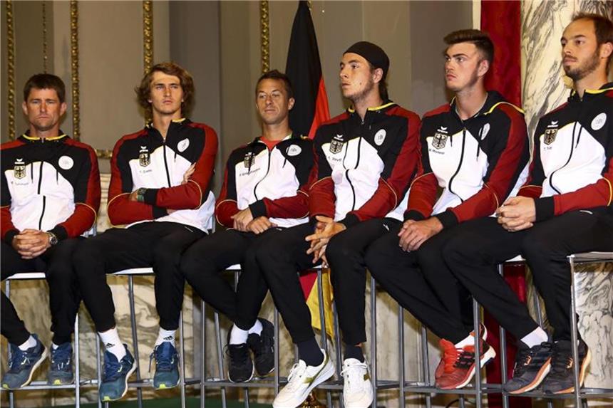 Wichtiges Doppel: Pütz/Struff wollen dritten Sieg in Serie Jan-Lennard Struff (3.v.r.) und Tim Pütz (r) bestreiten das Doppel gegen Spanien. Foto: Jose M. Fernendez de Velasco