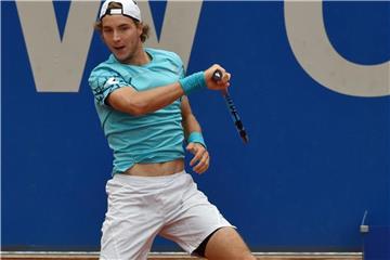 Jan-Lennard Struff aus Deutschland spielt den Ball. Foto: Angelika Warmuth/Archiv