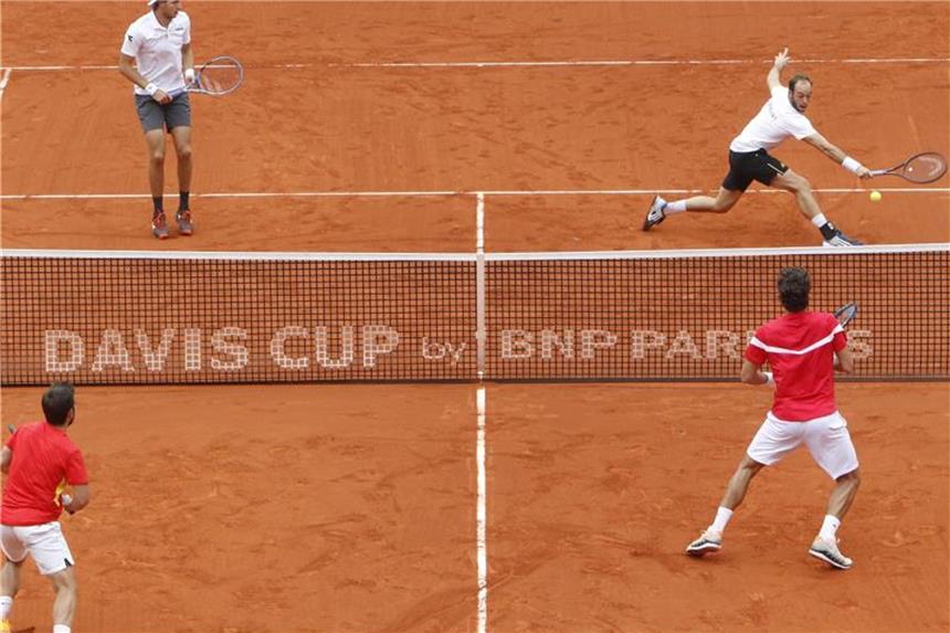 Ein Punkt fehlt: Deutsche Tennis-Herren kurz vor Halbfinale Jan-Lennard Struff (oben, l) und Tim Pütz (oben, r) und Marc Lopez (unten, l) und Feliciano Lopez (unten, r) in Aktion. Foto: A. Saiz/AP