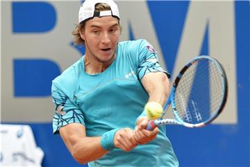 Jan-Lennard Struff spielt den Ball. Foto: Angelika Warmuth/Archiv