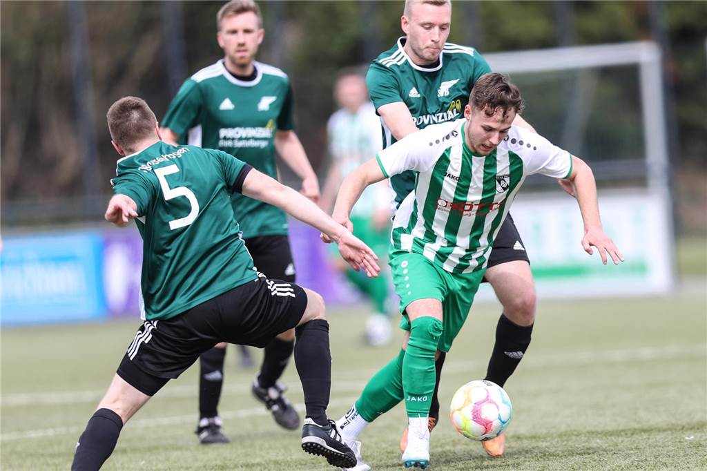 Jan-Luca Szafruga verlässt PSV Bork Richtung Hammer SpVg Jan-Luca Szafruga geht an einem Gegenspieler vorbei.