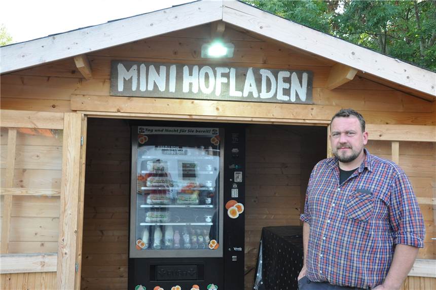 Einbruch in Menkens Hofladen in Deininghausen Jan Menken, Besitzer und Betreiber des Hofes Menken, ärgert sich über den Einbruch auf seinem Hof.