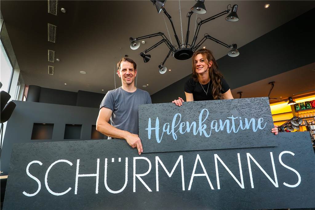 Coronavirus: Bekannte Restaurants verteilen Essen – den Preis bestimmt der Kunde Jan Möller mit Vanessa Remscheid in Schürmanns Hafenkantine am Phoenixsee.