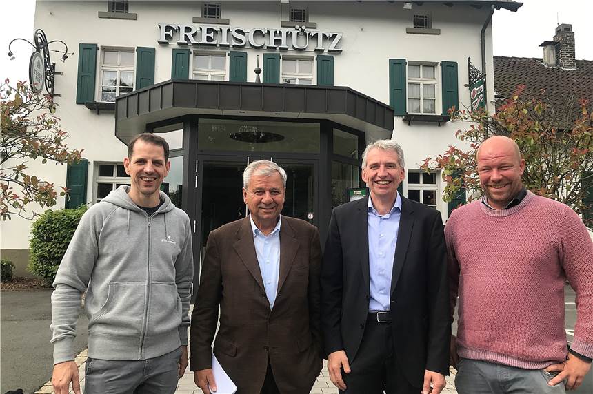 Jan Möller (v.l.), Peter Cremer, Jörg Prüser und Philip Winterkamp vor dem Freischütz.
