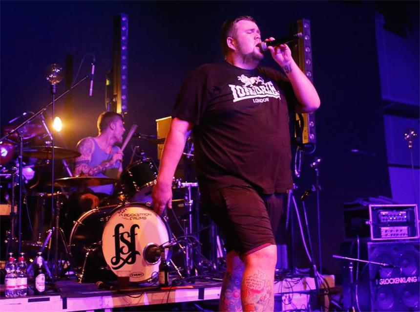 "Ich gebe zu, dass wir keine Waisenknaben sind" Jan "Monchi" Gorkow trat mit seiner Band "Feine Sahne Fischfilet" Ende Januar im FZW auf.