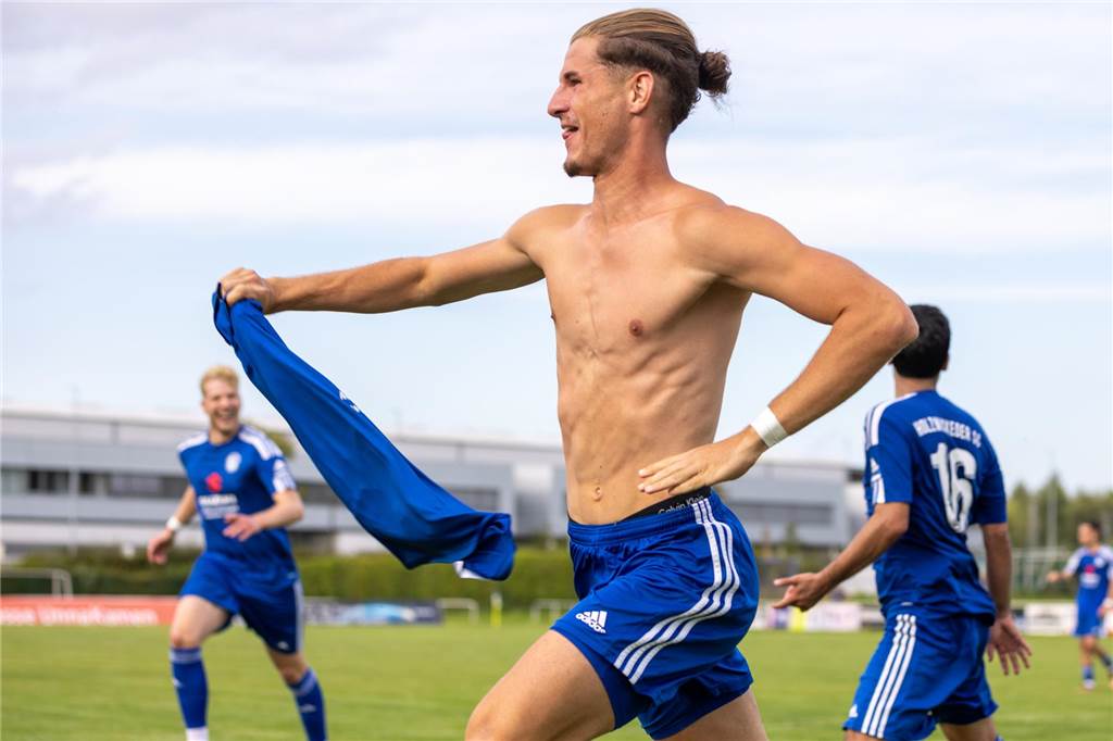 Ex-Dortmunder entscheidet Duell zwischen Holzwickede und Hombruch: HSV droht langer Ausfall Jan Nielinger bejubelt seinen Siegtreffer für den Holzwickeder SC gegen den Hombrucher SV.