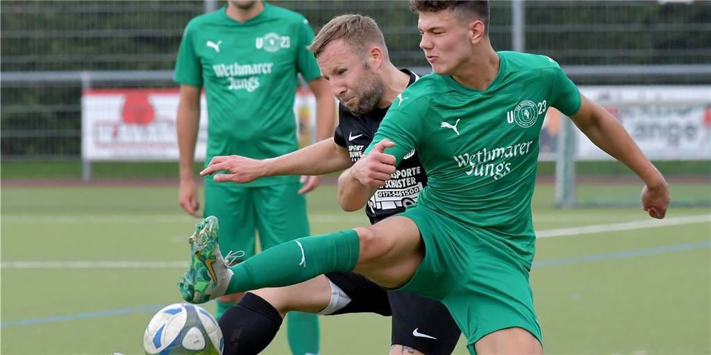 Torfestival entwickelt sich zur Sensation: Brambauer II schlägt Spitzenreiter Dortmunder Löwen Jan Niggemann (l.) hier im Spiel gegen TuS Westfalia Wethmar II, wurde im Spiel gegen die Dortmunder Löwen nach 80 Minuten eingewechselt.