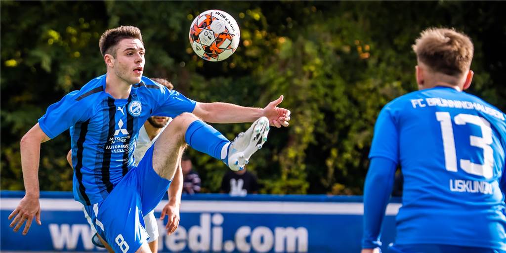 FC Brünninghausen vergrößert Vorsprung auf Türkspor Dortmund – trotz mäßiger Leistung Jan-Nils Bachmann nimmt den Ball an.