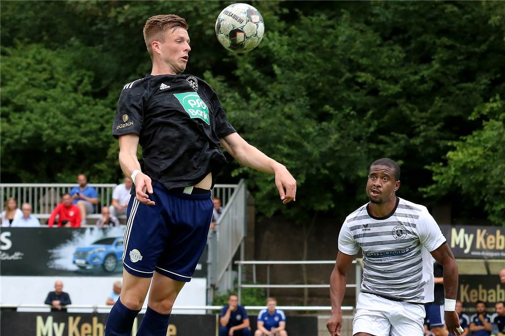 ASC 09 deklassiert Westfalia Wickede, hat am Ende aber nur neun Spieler – ohne Platzverweis ASC-Verteidiger Jan-Patrick Friedrich (l.) nimmt einen Ball in der Luft mit der Brust an.