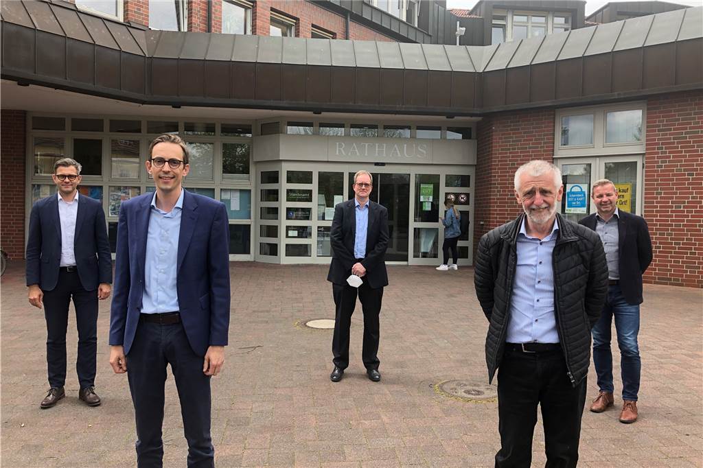 Millionen-Deals mit langfristigen Folgen: Gemeinde kauft Leitungsnetze Jan Paul Hagedorn (vorne l.) und Hubert Große-Ruiken (vorne r.) sollen Geschäftsführer der zu gründenden Gemeindewerke Schermbeck werden. Hinten v.l.: Christian Creutzburg und Ulrich Linnenbrink (beide Gelsenwasser) und Bürgermeister Mike Rexforth.