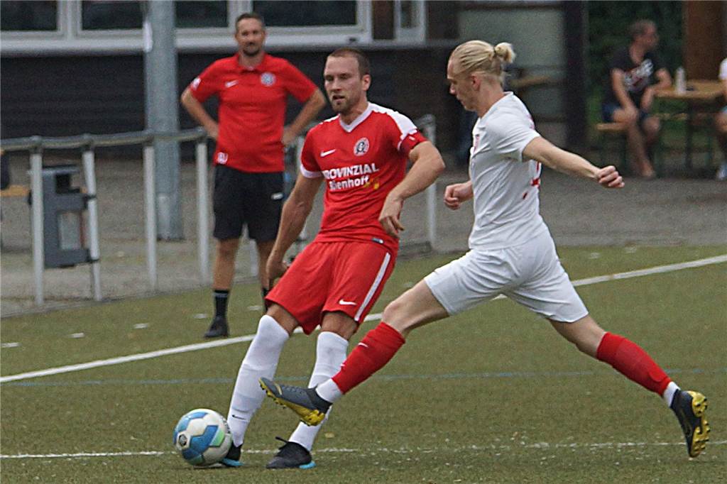 Holzwickedes U23 spielt mit fremdem Torwart - erneut zwei Verletzte beim SSV Mühlhausen Jan Pfeffer (l.) musste verletzungsbedingt in der ersten Halbzeit ausgewechselt werden.