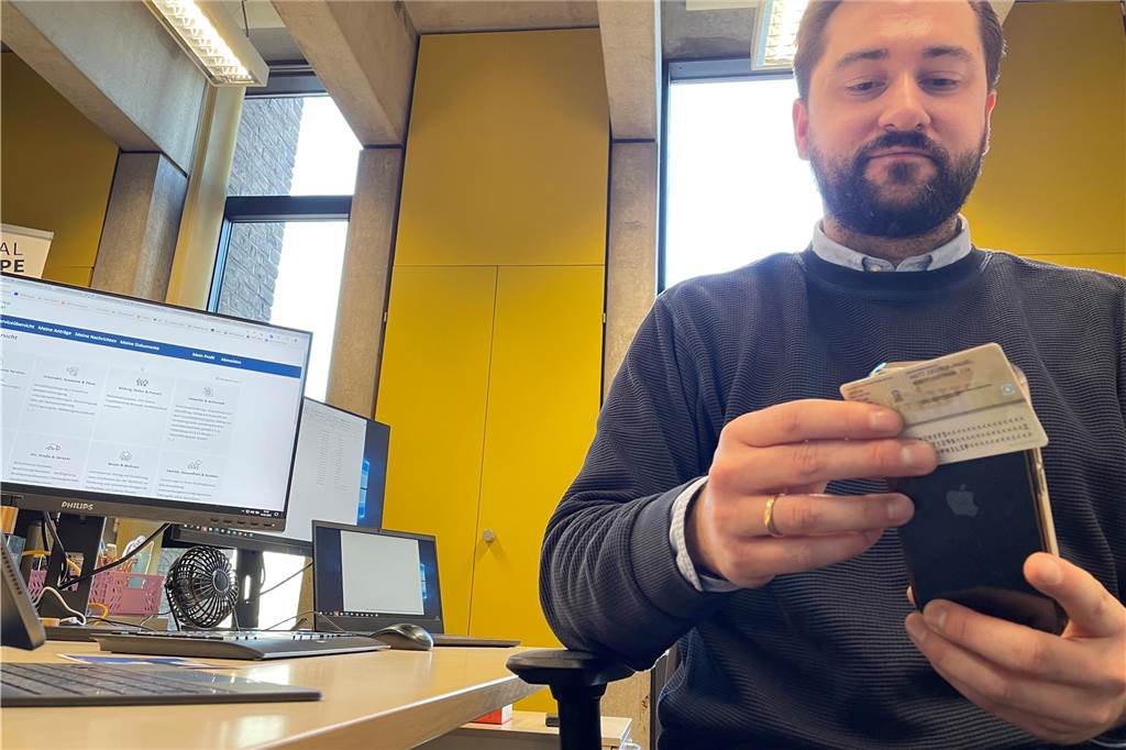 Stadt richtet Online-Terminvergabe für Stadtplanung / Bauen ein Jan-Philip Hermes scannt mit dem Smartphone seinen Personalausweis. Mit der Ausweis-App2 kann er sich dann für einige Vorgänge digital ausweisen und sie am Handy erledigen.