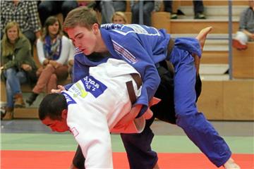 Jan-Philipp Bobeth (blauer Anzug) war in der Verbandsliga zweimal für die Polizei-Judoka erfolgreich.
