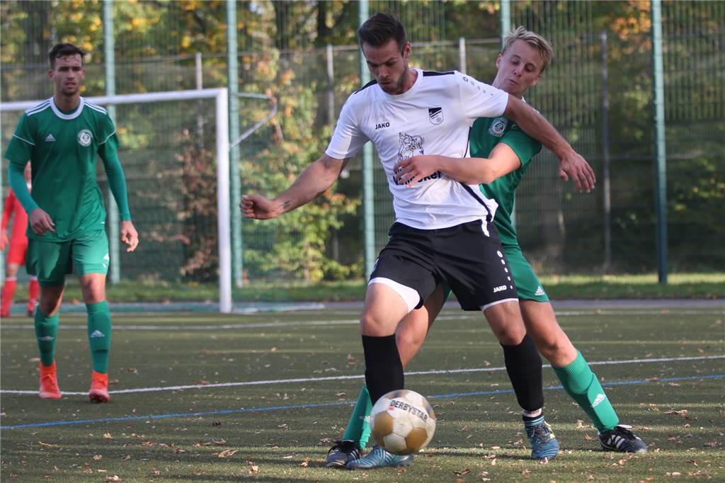 Torjägerduell spitzt sich zu – Kampfansage an führenden GSC-Stürmer: „Bleibe dem im Nacken“ Jan Rabitsch (im weißen Trikot) schaltet beim Tore schießen den Kopf aus.