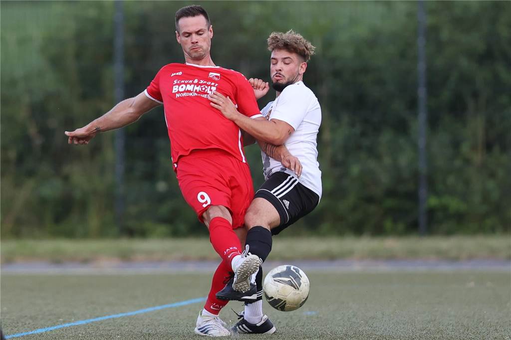 Jan Rabitsch vom FC Nordkirchen holt sich Torjägerkanone: Verteidigung nicht oberstes Ziel Jan Rabitsch spielt den Ball,