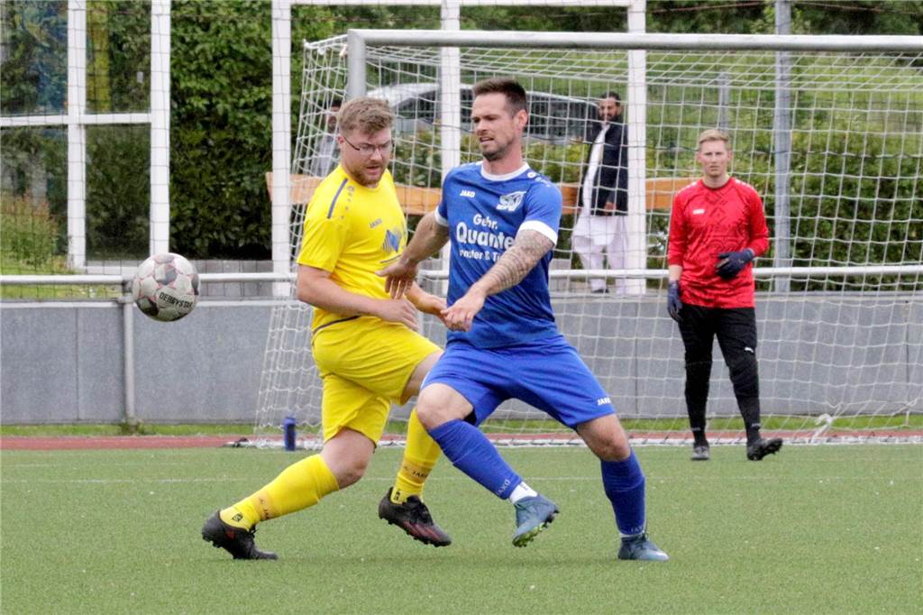 SV Südkirchen gewinnt beim SV Herbern III: Rabitsch trifft doppelt Jan Rabitsch im Zweikampf