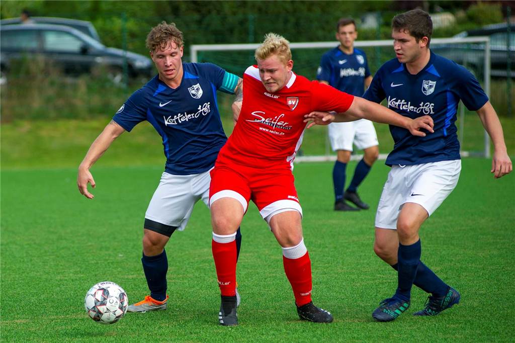 „Der Fußball fehlt mir auf jeden Fall“ Jan Sanders (l.) führte BW Lavesum teilweise auch als Kapitän aufs Feld, kann aber mittlerweile nicht mehr spielen.