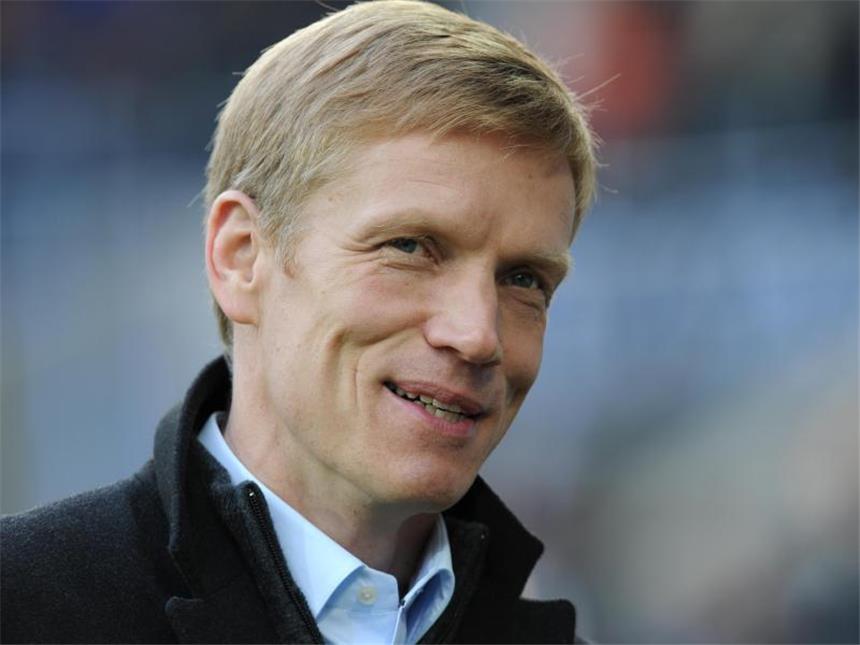 VfB-Sportvorstand Schindelmeiser: «Schwierige Situation» Jan Schindelmeiser dämpfte die Erwartungshaltung beim VfB. Foto: Arne Dedert