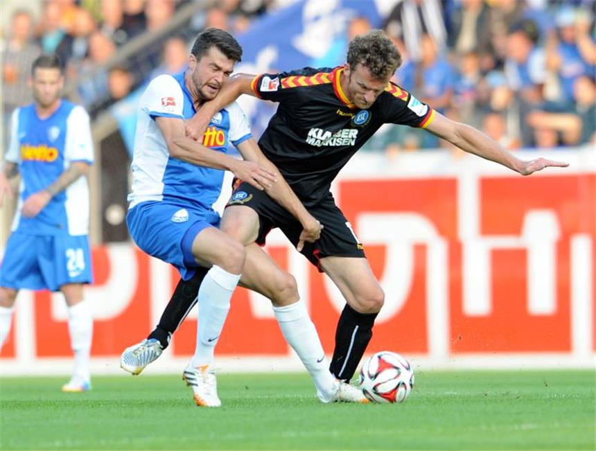 Simunek fit für die Startelf Jan Simunek, der in dieser Szene unsanft vom Karlsruher Dominic Peitz vom Ball getrennt wird, kehrt am Freitag bei Rasen Ballsport Leipzig wieder in die Bochumer Anfangsformation zurück.