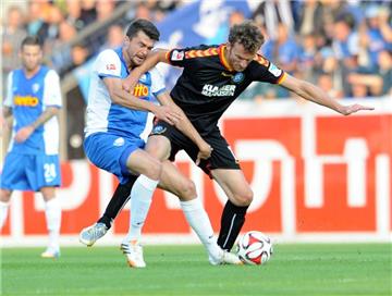 Jan Simunek, der in dieser Szene unsanft vom Karlsruher Dominic Peitz vom Ball getrennt wird, kehrt am Freitag bei Rasen Ballsport Leipzig wieder in die Bochumer Anfangsformation zurück.