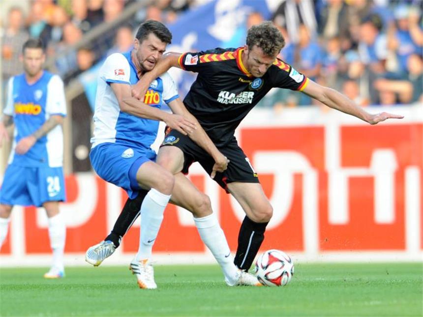 Jetzt wird's zweitklassig Jan Simunek (l), hier im Zweikampf mit Dominic Peitz vom KSC, kann am Samstag eingeplant werden.
