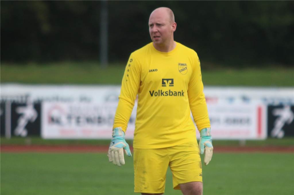 Keeper des SuS Olfen muss verletzt raus Jan Stember, Torwart des SuS Olfen bei einem Spiel der Kreisliga A2 Ahaus-Coesfeld.