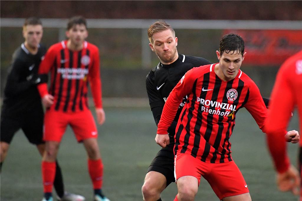 Ein Tor zum bestmöglichen Zeitpunkt – SSV Mühlhausen bezwingt den BV Brambauer Jan Stolzenhoff (schwarzes Trikot) und der BV Brambauer überwintern auf dem 14. Tabellenplatz.