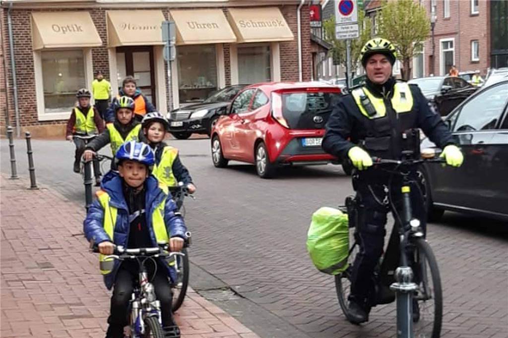 Straßenverkehr aus anderem Blickwinkel: Radfahrausbildung mit der Polizei Fahrradfahrende Kinder in Begleitung eines Polizisten auf der Legdener Hauptstraße?