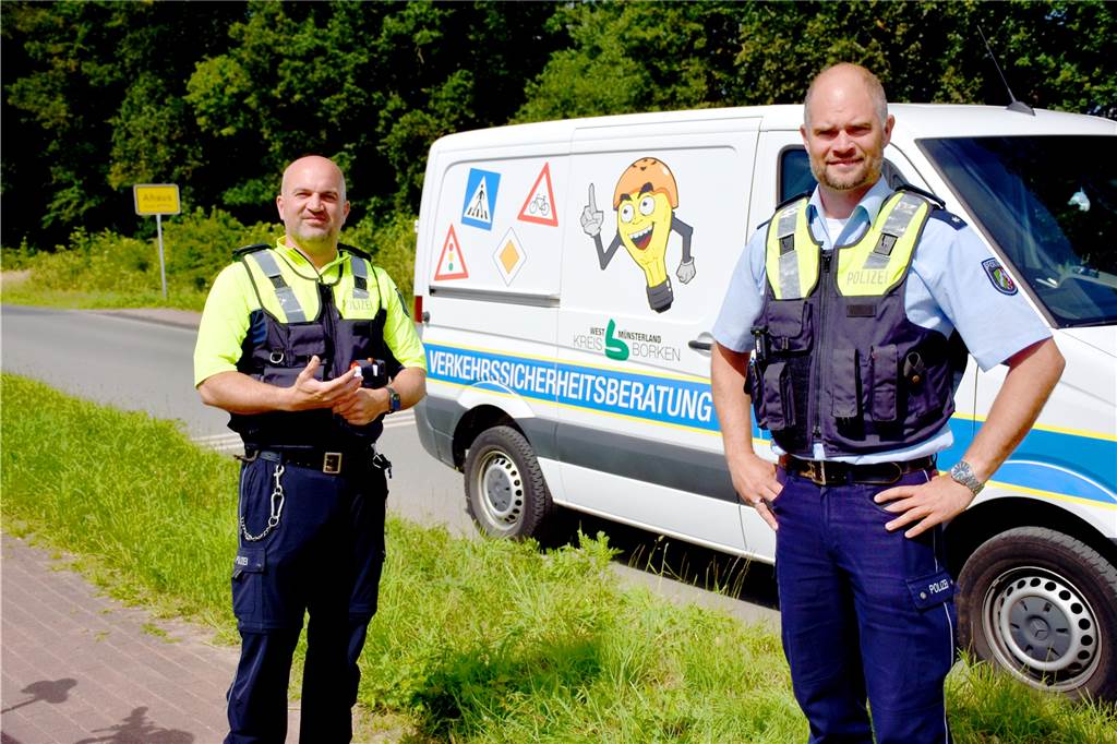 Jan Tonke (l.) und Stefan Benölken sind als Verkehrssicherheitsberater im ganzen Kreis Borken unterwegs – nicht nur in Kindergärten und Grundschulen sondern auch bei Seniorengruppen. 
