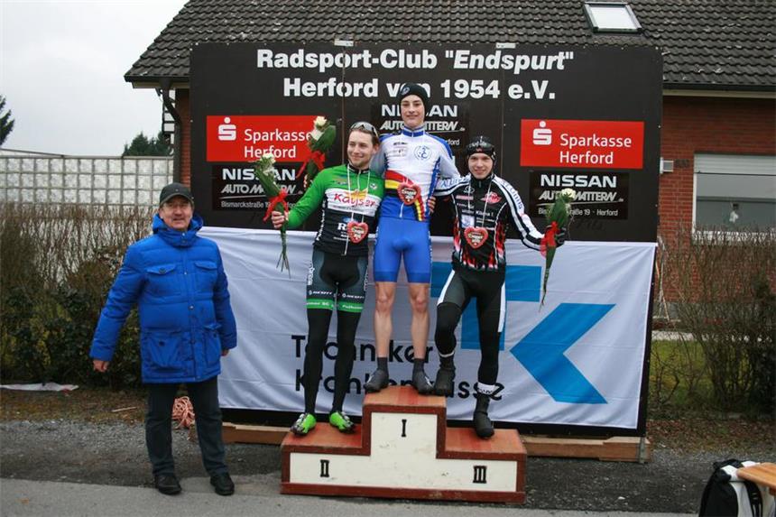 Tschernoster siegt und steigt in die B-Klasse auf Jan Tschernoster durfte sich in Herford auf den höchsten Punkt des Siegertreppchen stellen. Er gewann die C-Klasse.