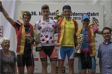 Jan Tschernoster im Gelben Trikot bei der Siegerehrung der Oderrundfahrt.