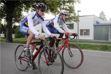 Jan TSchernoster und Tristan Brückner fahren die Strecke des Rennens ab. Foto: Gumprich