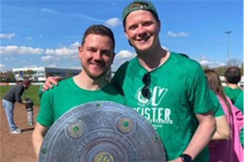 Holzwickder SC V ist Meister: Ausgelassene Aufstiegsfeier nach erfolgreicher Debüt-Saison Jan und Nils Hoppe mit der Meisterschale.