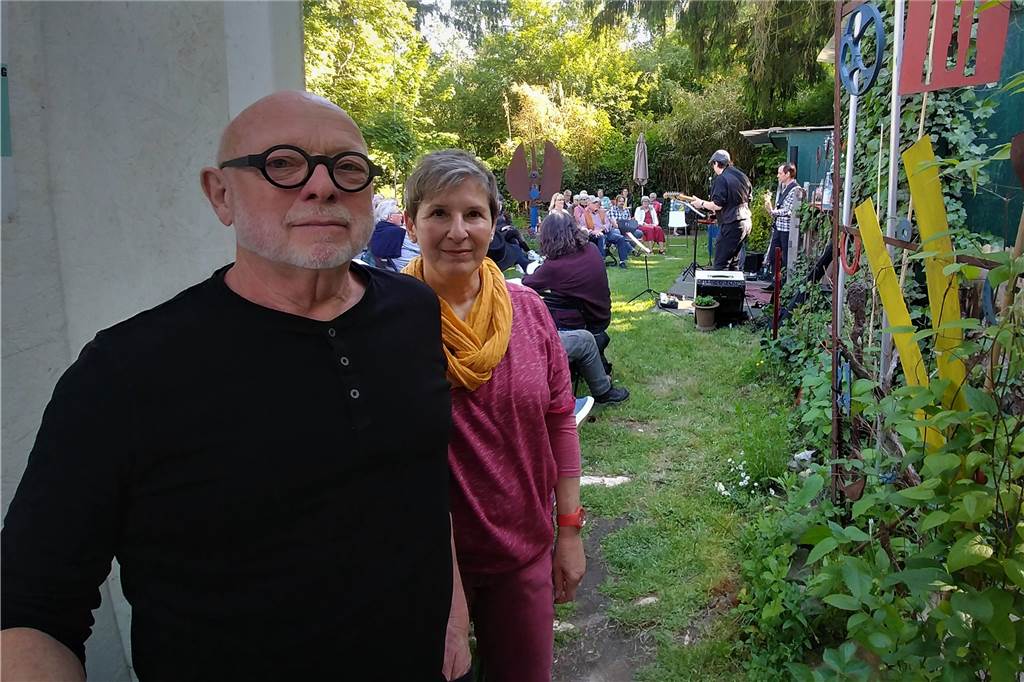 Erstes Schwerter Live-Konzert nach dem Lockdown: „Das ist Nahrung für die Seele“ Jan van Nahuijs und Andrea Schütte veranstalten die Konzertreihe. Diese startet nun fast jeden Sonntagabend - bis Oktober, wenn die Corona-Inzidenz so gut bleibt, so Nahuijs.