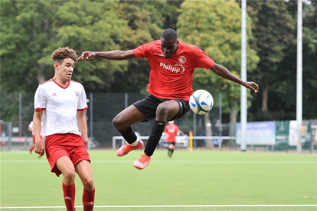 Lippramsdorfs erster Neuzugang kommt von einem Marler Ligakonkurrenten Jan Vedder (l.) aus der A-Jugend des VfB Hüls ist der erste Neuzugang des SV Lippramsdorf für die kommende Saison.