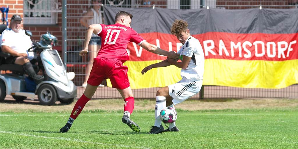Kam vom VfB Hüls: Warum Jan Vedder sich für Lippramsdorf entschieden hat Jan Vedder im Zweikampf mit Flaesheims Lucas Mann. Seit dieser Saison trägt Ersterer das Trikot des SV Lippramsdorf.