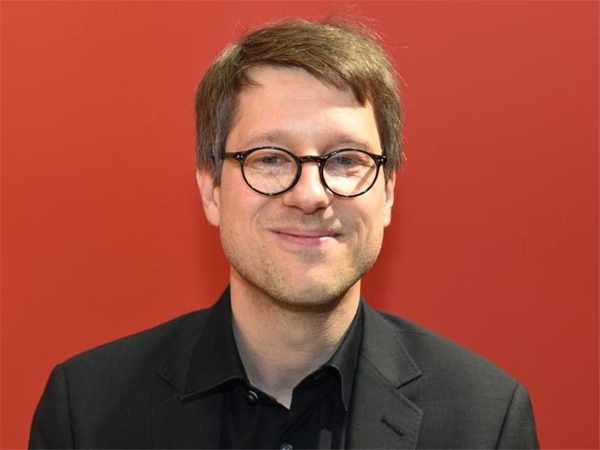 Zeilenumbruch ist wichtiger als Umsatz: Lyrik im Aufbruch Jan Wagners Gedichtband «Regentonnenvariationen» wurde als erster Lyriktitel mit dem Preis der Leipziger Buchmesse ausgezeichnet. Foto: Jens Kalaene
