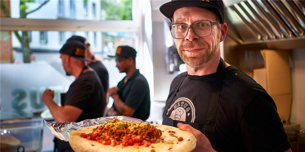 Dortmunds erste Burrito-Bude hat im Klinikviertel eröffnet Jan Wenning hat in Dortmund eine Burrito-Bude eröffnet. Noch zusammenrollen, dann ist der Burrito fertig.